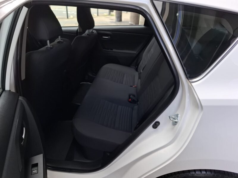 TOYOTA Auris 1.8 HIBRID BUSINESS