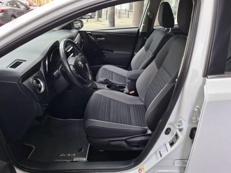 TOYOTA Auris 1.8 HIBRID BUSINESS