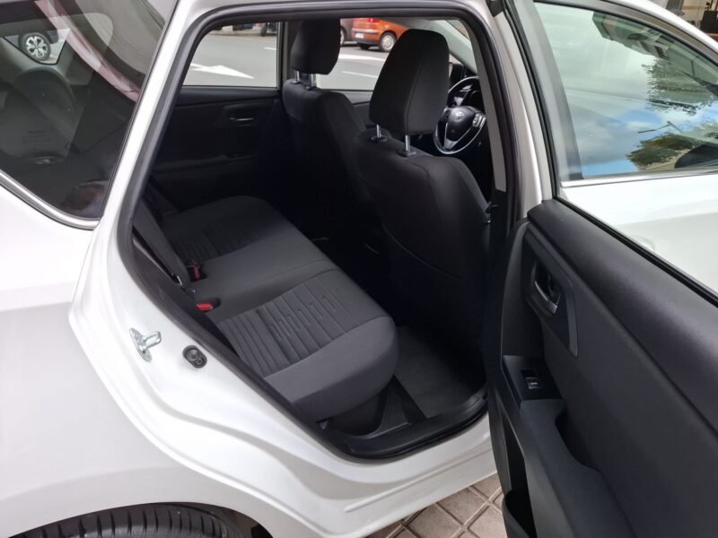 TOYOTA Auris 1.8 HIBRID BUSINESS