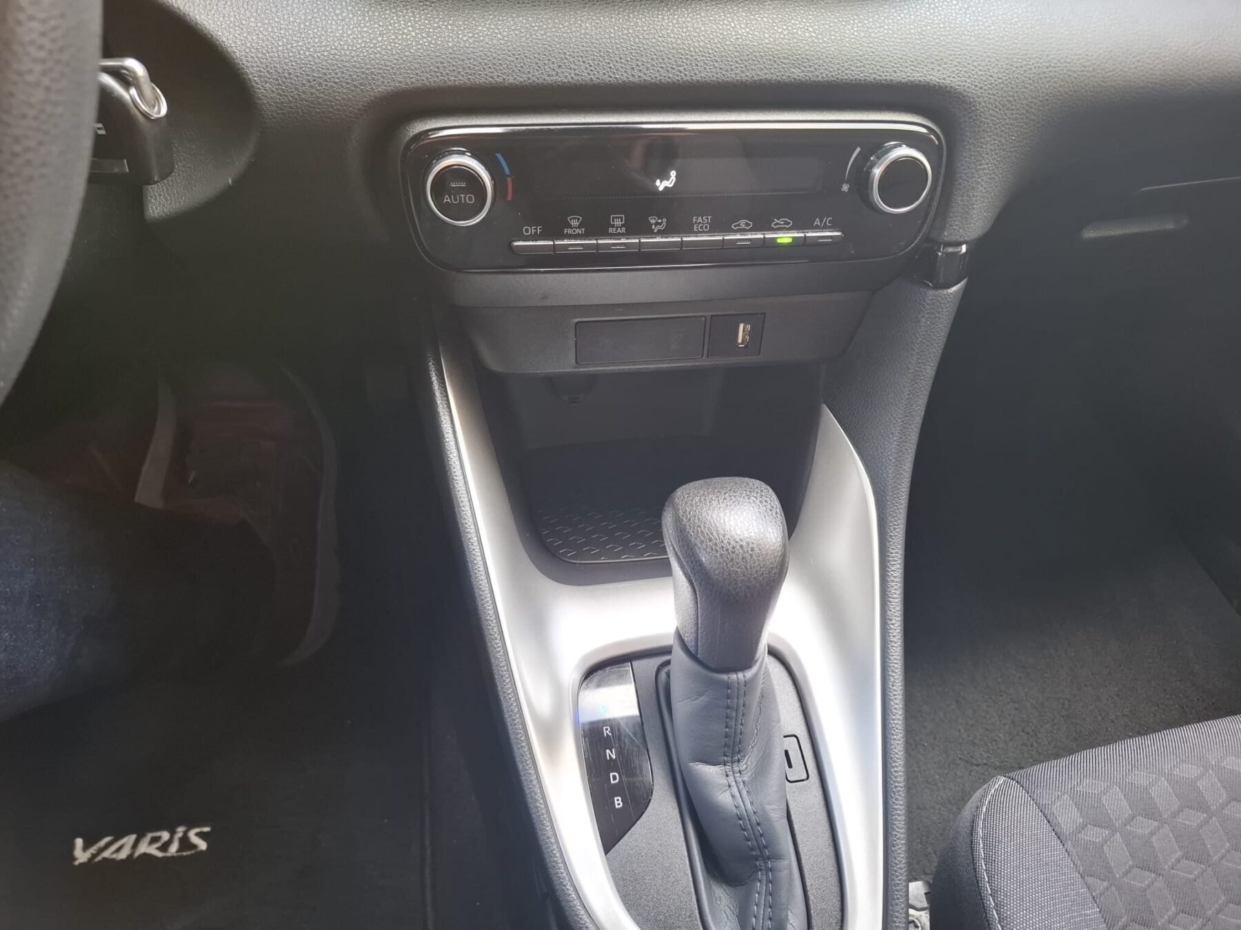 TOYOTA YARIS Híbrido BUSSINES PLUS