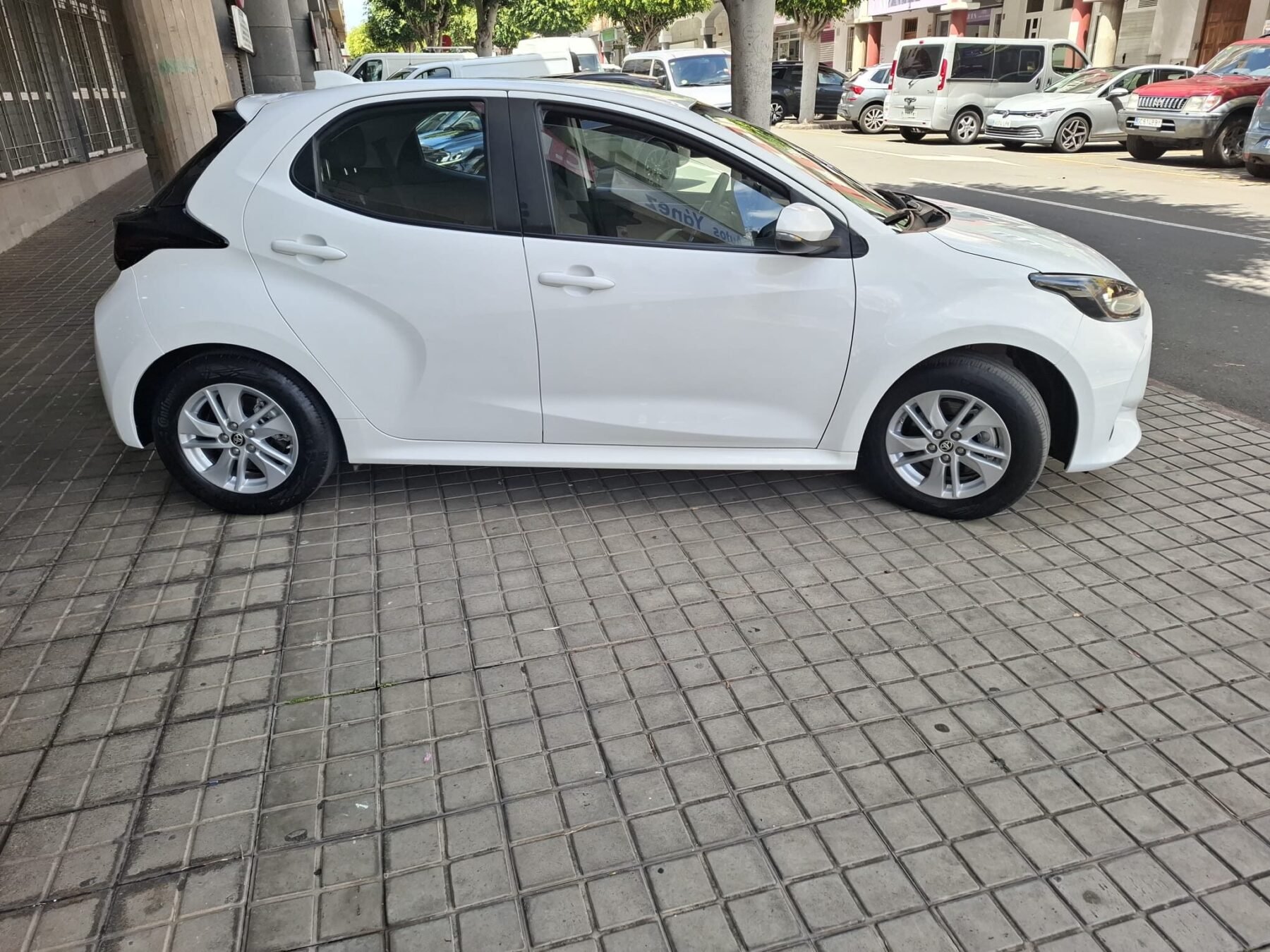 TOYOTA YARIS Híbrido BUSSINES PLUS