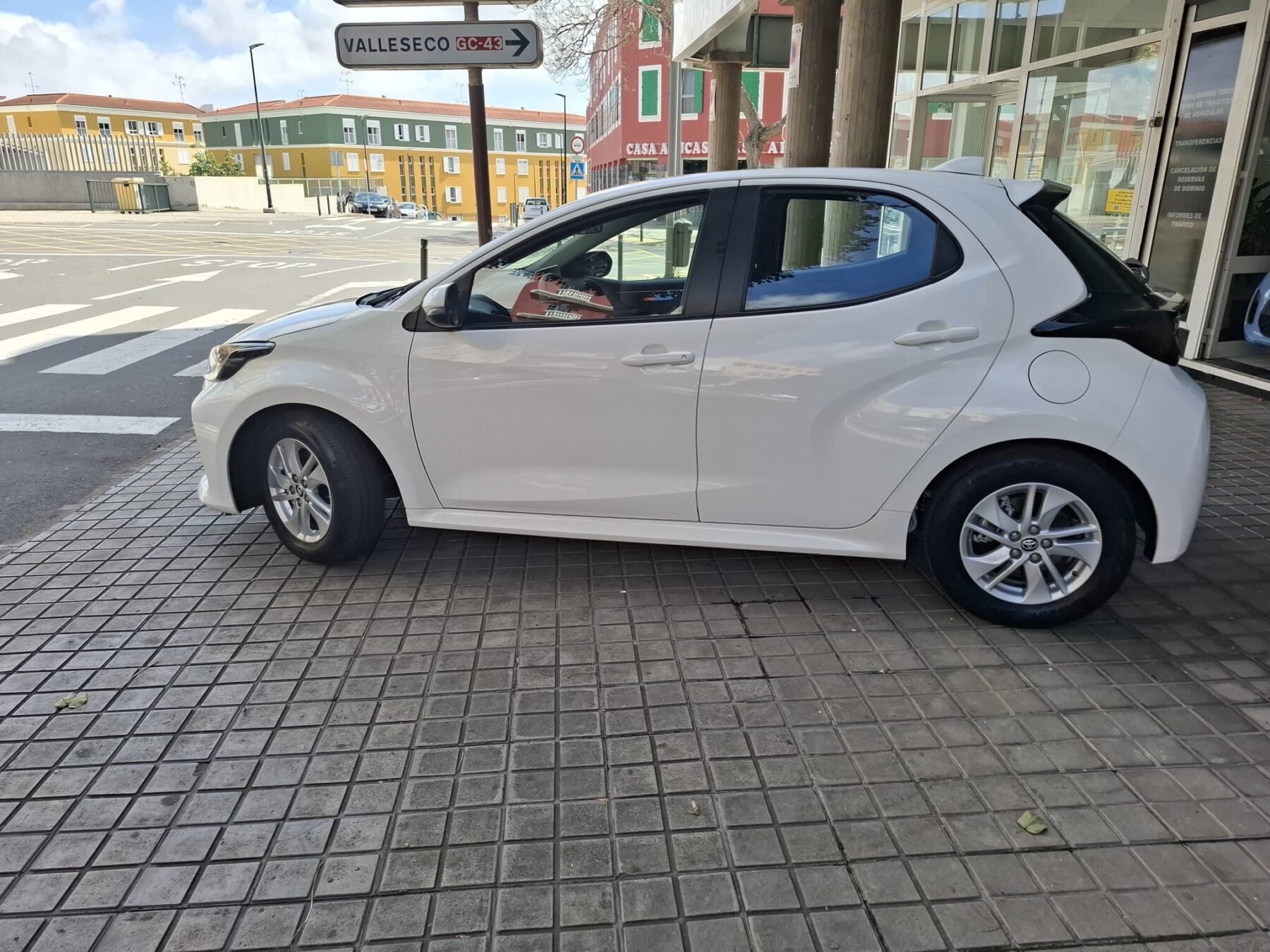 TOYOTA YARIS Híbrido BUSSINES PLUS