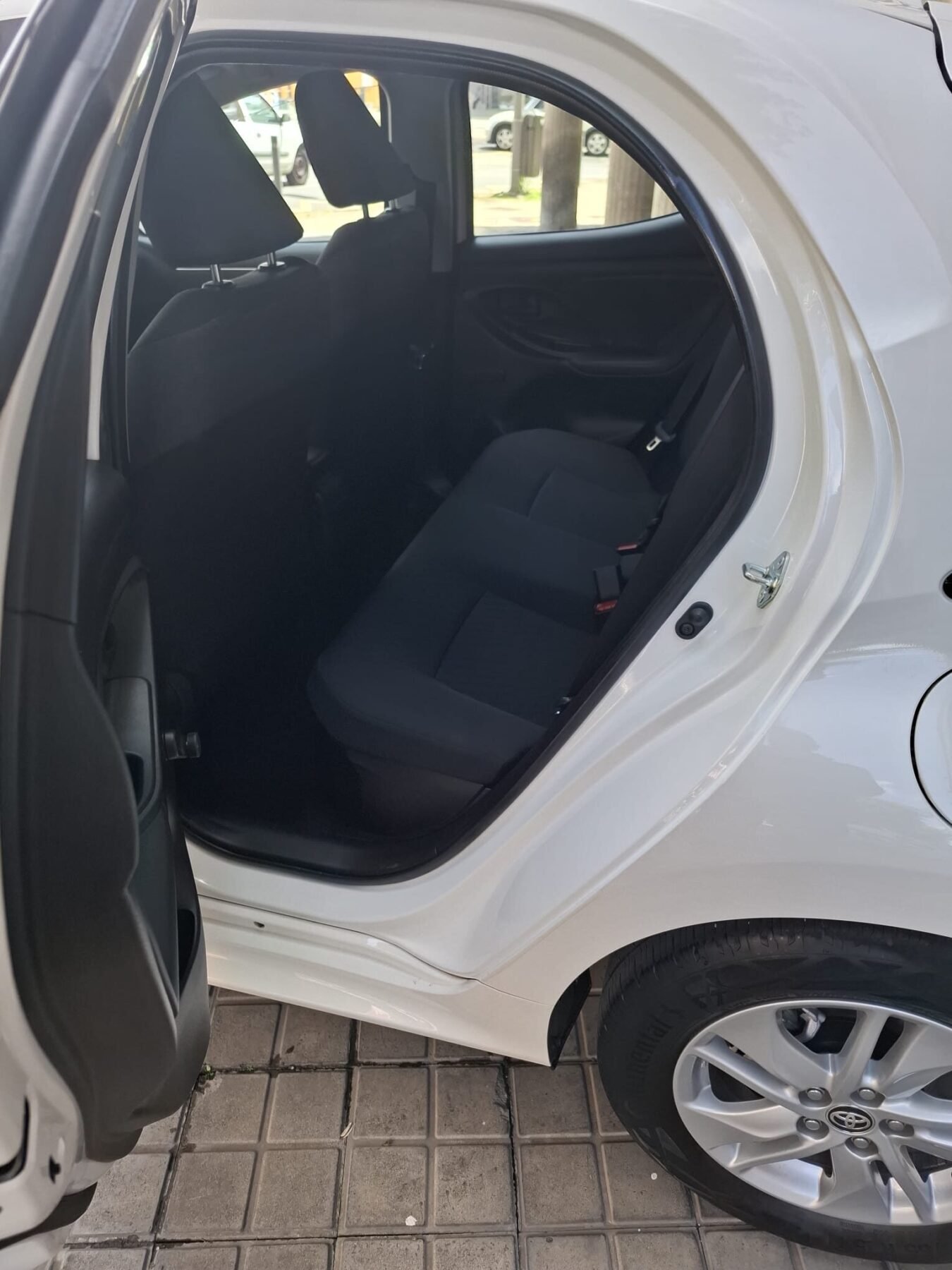 TOYOTA YARIS Híbrido BUSSINES PLUS