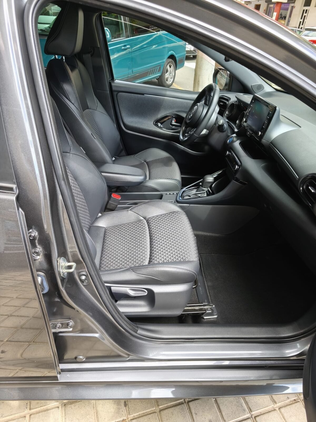 TOYOTA YARIS Premier Edition