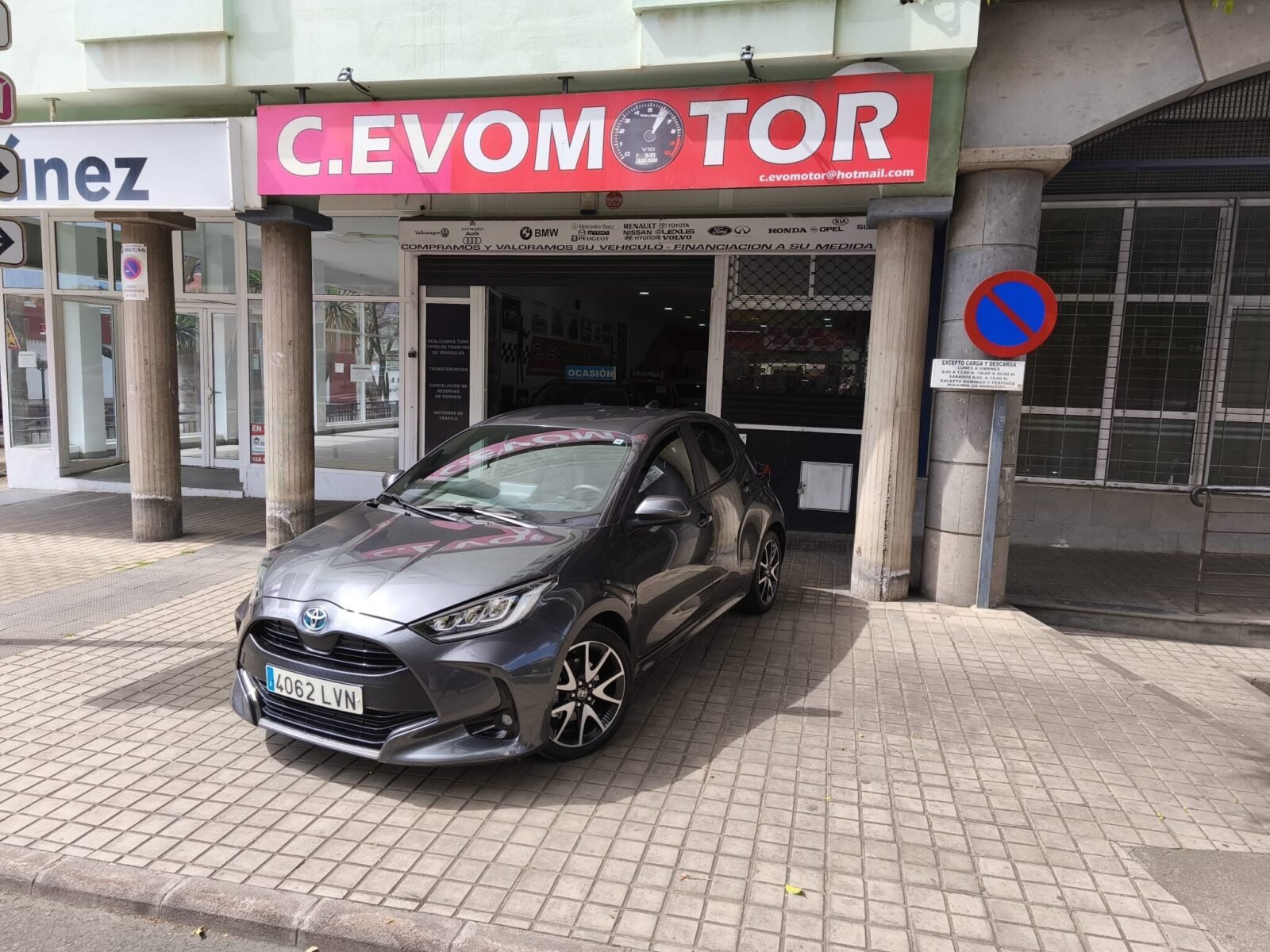 TOYOTA YARIS Premier Edition