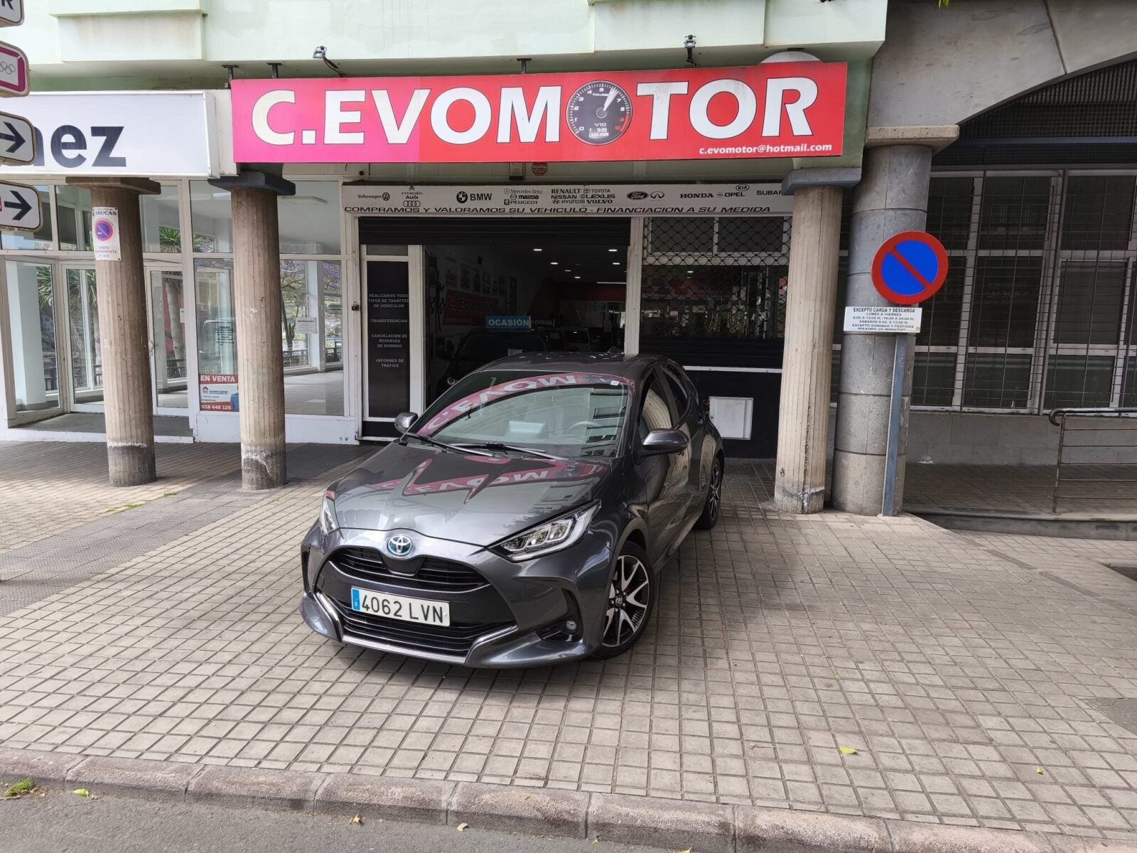 TOYOTA YARIS Premier Edition