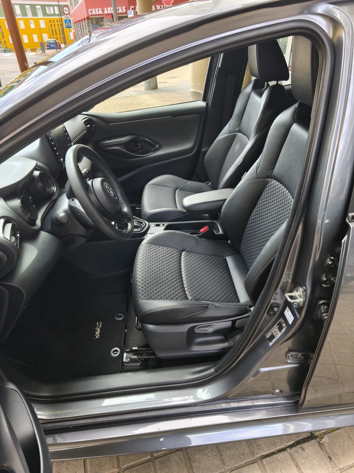 TOYOTA YARIS Premier Edition